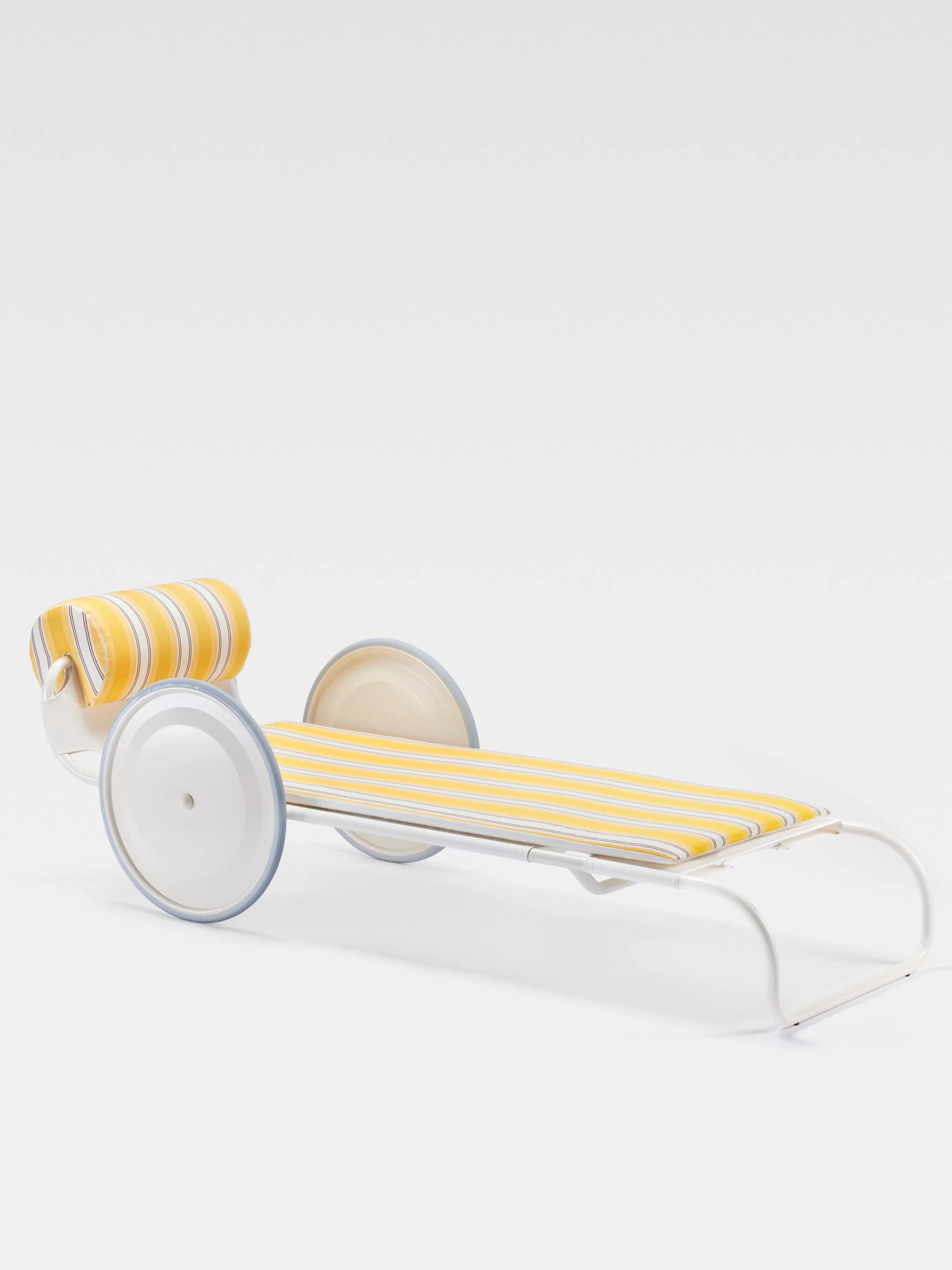 Femme/Homme Jacquemus + Exteta - Locus Solus Bain de Soleil par Gae Aulenti