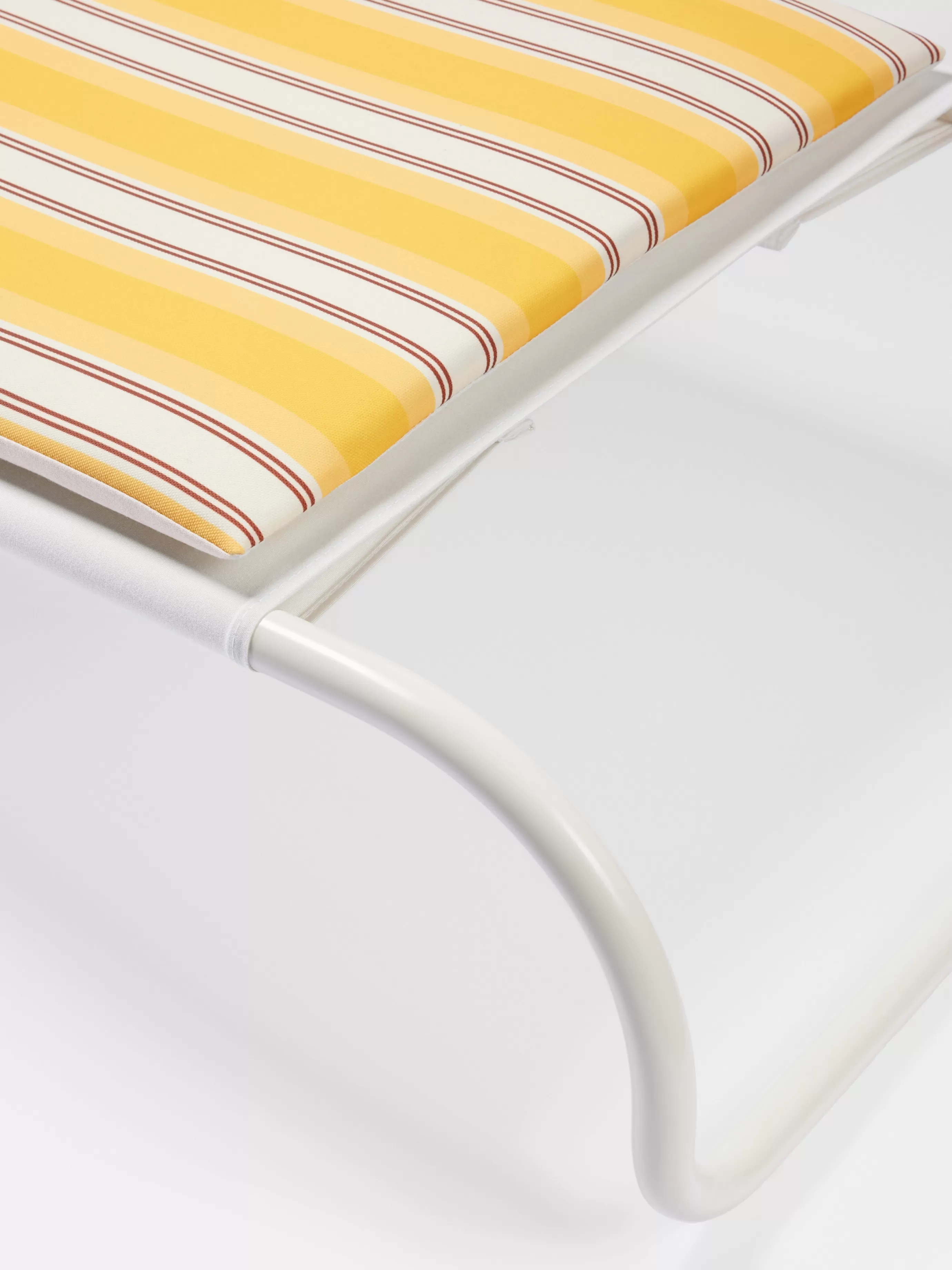 Femme/Homme Jacquemus + Exteta - Locus Solus Bain de Soleil par Gae Aulenti